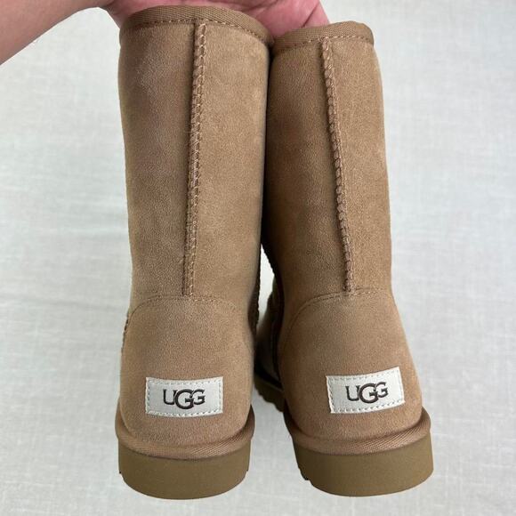 they also have it in black if anyone is interested  🌰 UGG Classic Short Boot \